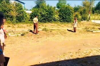 Latihan Upacara Bendera kelas XII A